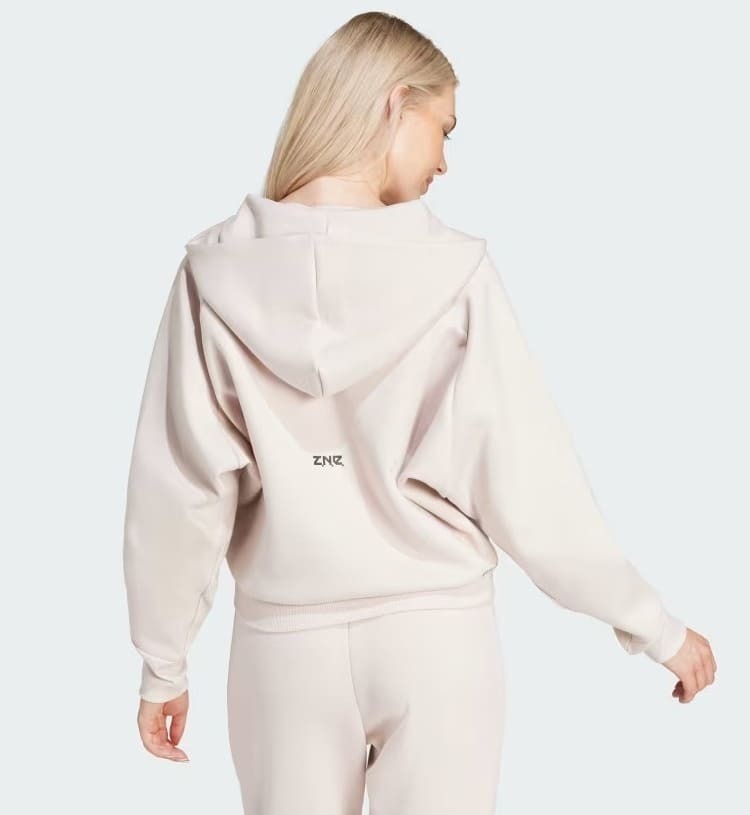 La nueva chaqueta con capucha Adidas Z.N.E. de color beige