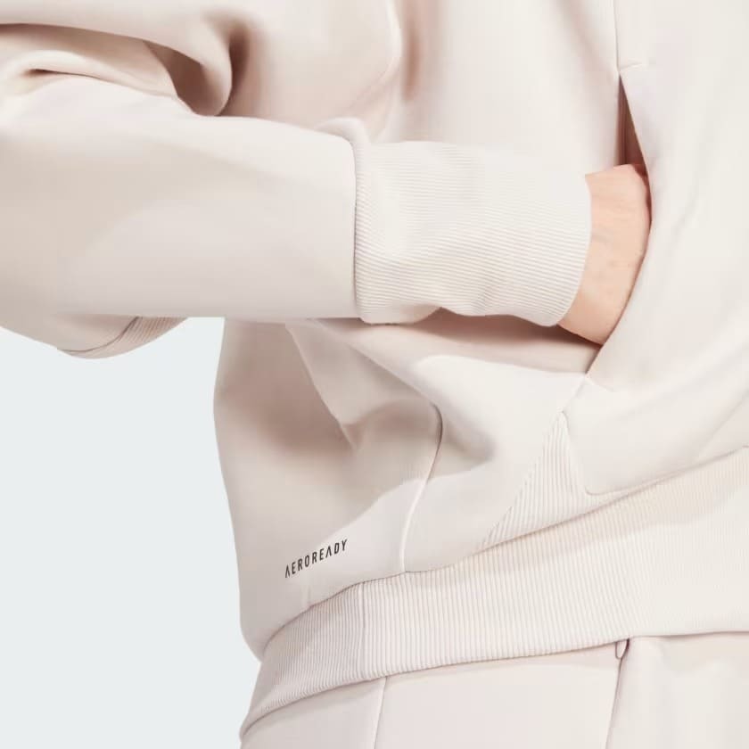 La nueva chaqueta con capucha Adidas Z.N.E. de color beige