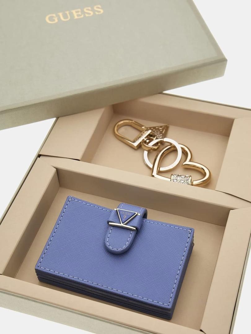 El conjunto de cartera y llavero con logo 4g de Guess