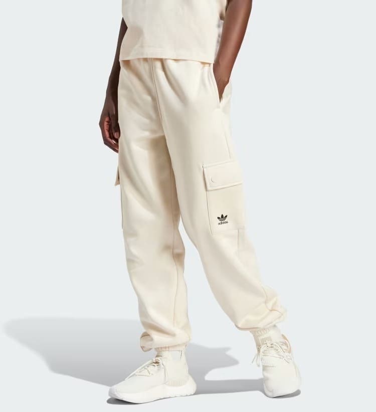 El pantalón tipo cargo Essentials Fleece de color beige de Adidas