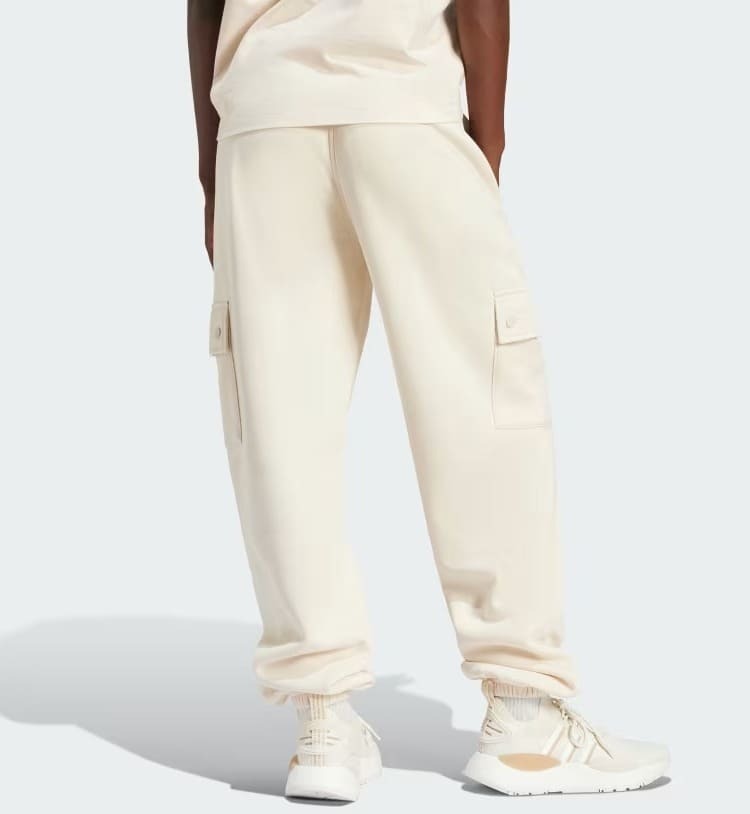 El pantalón tipo cargo Essentials Fleece de color beige de Adidas