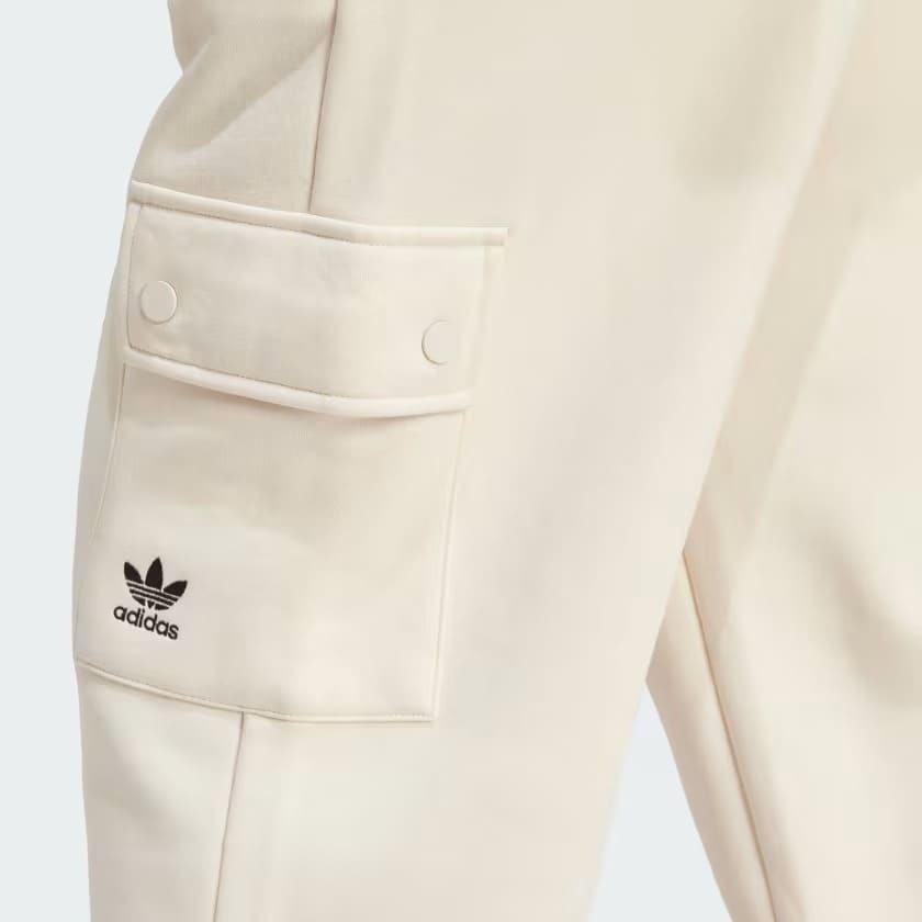 El pantalón tipo cargo Essentials Fleece de color beige de Adidas