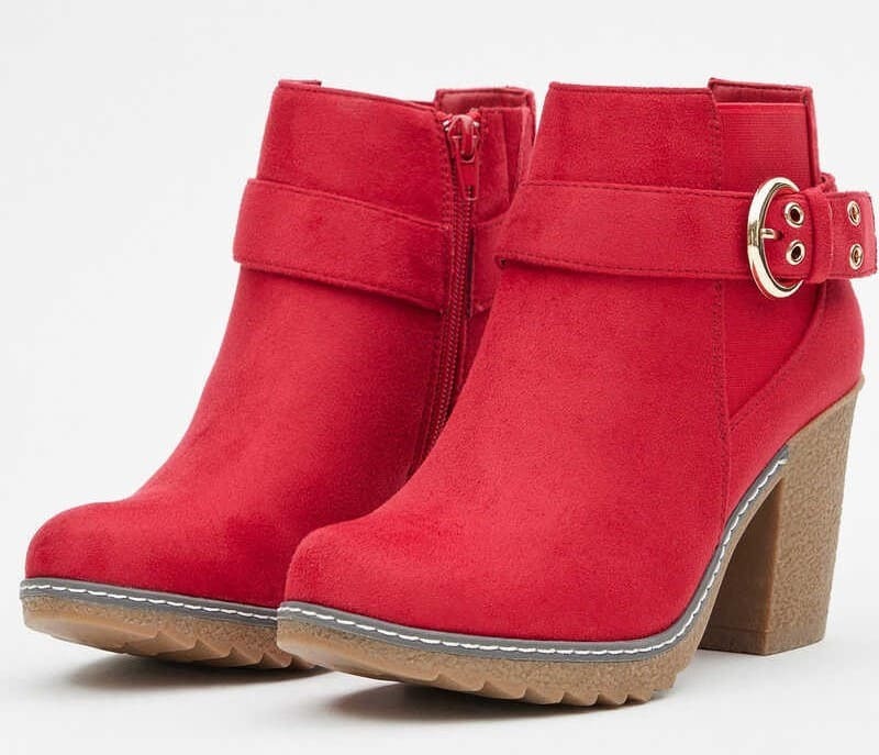 Botín de tacón con hebilla decorativa Inside