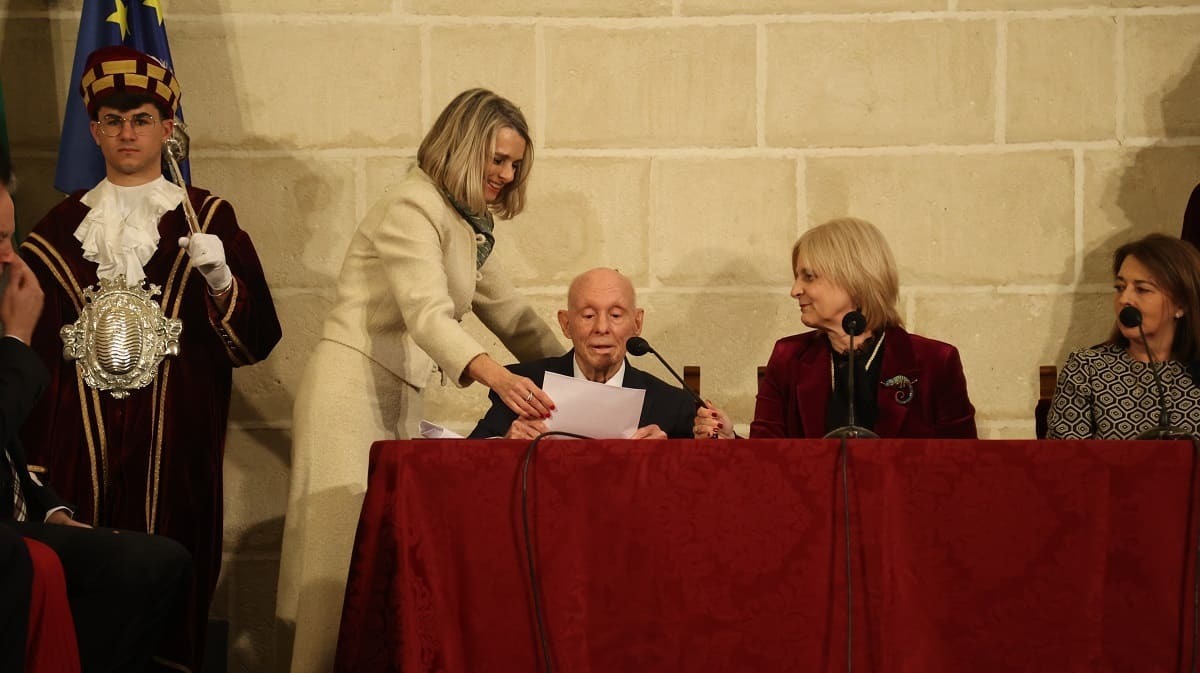 Antonio Gómez leyendo su discurso durante el acto | solemne | Cristo García para ElMIRA