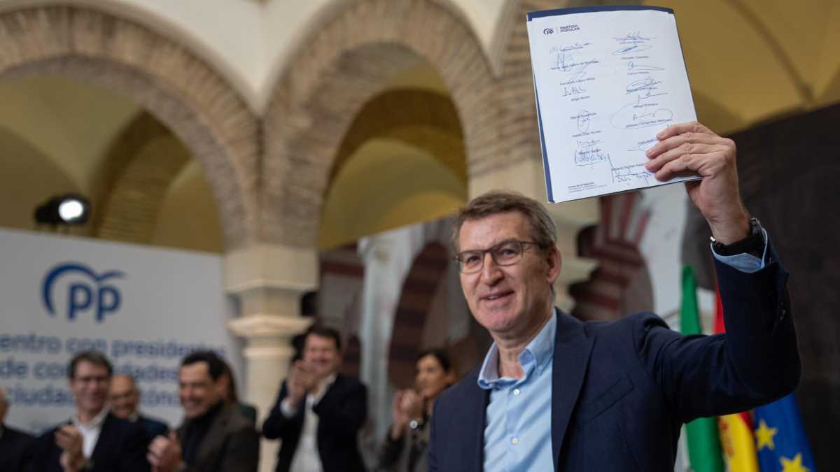 Alberto Núñez Feijóo con la 'Declaración de Córdoba'