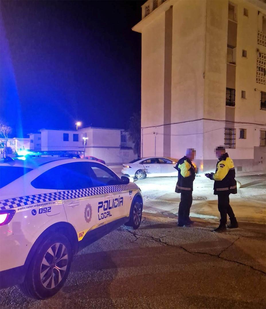 Intenta fugarse de la Policía Local y se estampa contra una farola y un bloque de viviendas en Jerez - El MIRA