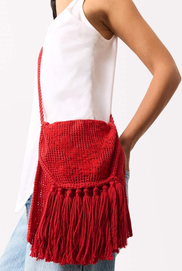 Bolso bandolera de crochet rojo de Parfois