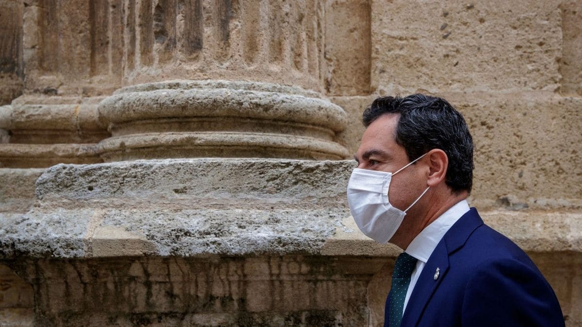 Juanma Moreno, durante una visita en pleno Coronavirus