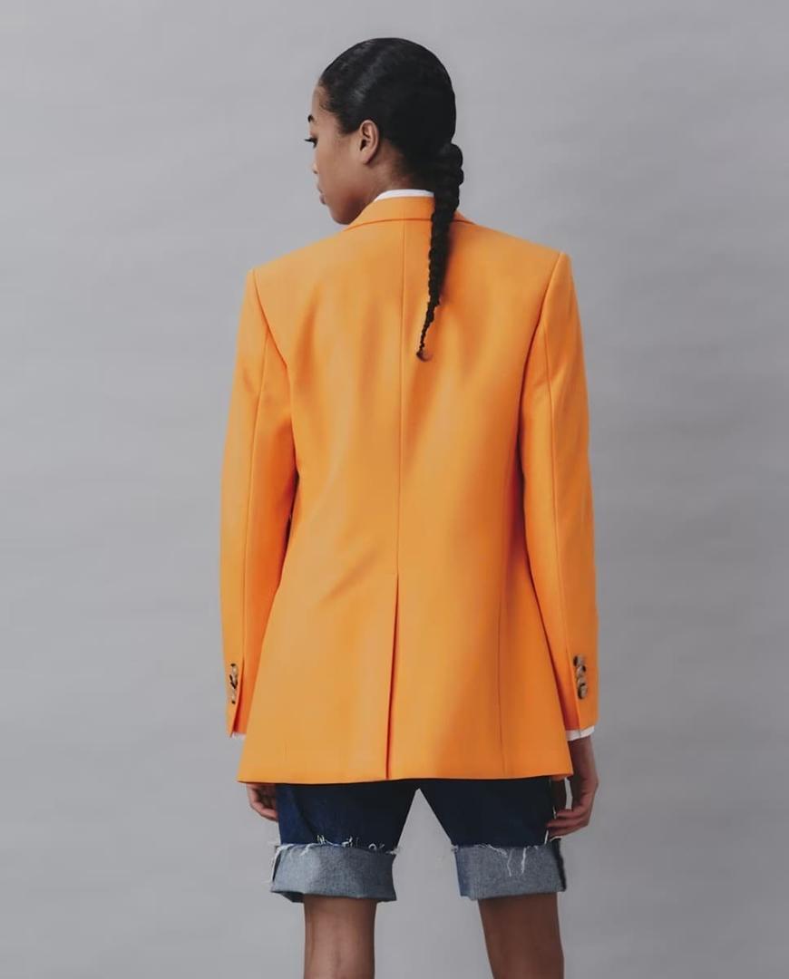 La nueva chaqueta blazer de traje de color naranja de Sfera en El Corte Inglés
