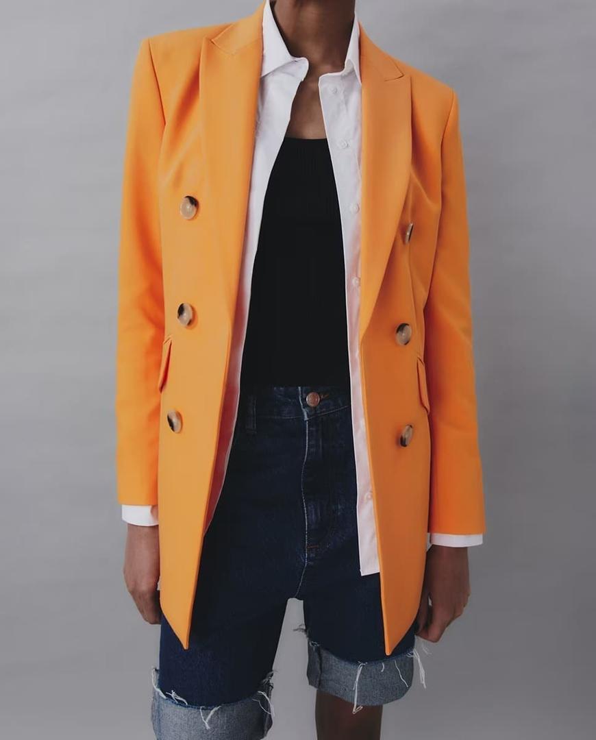 La nueva chaqueta blazer de traje de color naranja de Sfera en El Corte Inglés