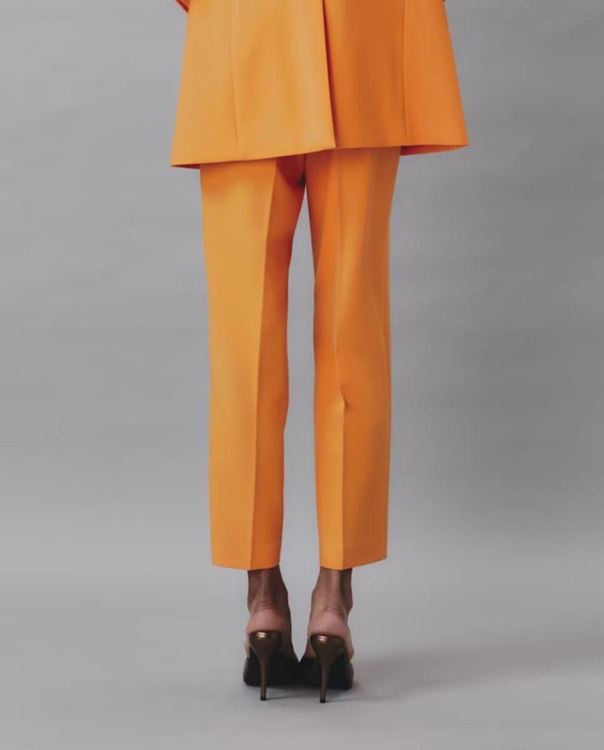 El nuevo pantalón de traje de color naranja de Sfera en El Corte Inglés