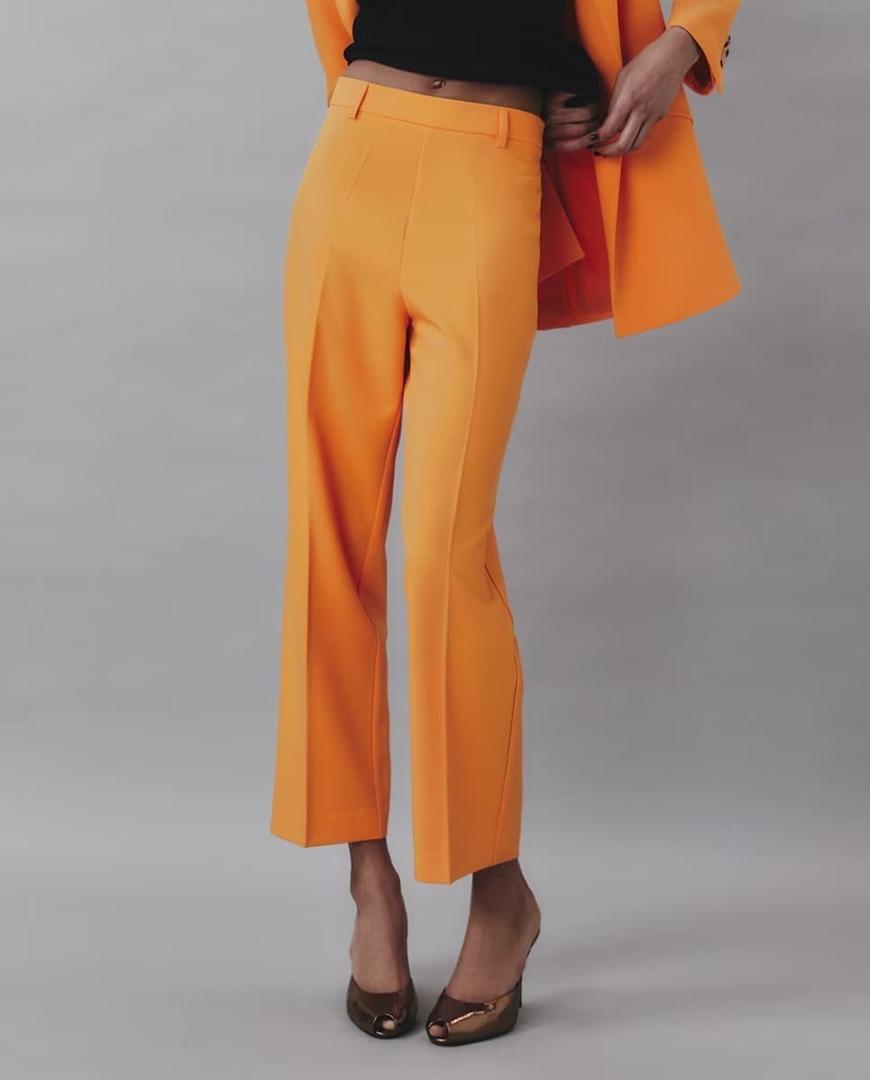 El nuevo pantalón de traje de color naranja de Sfera en El Corte Inglés