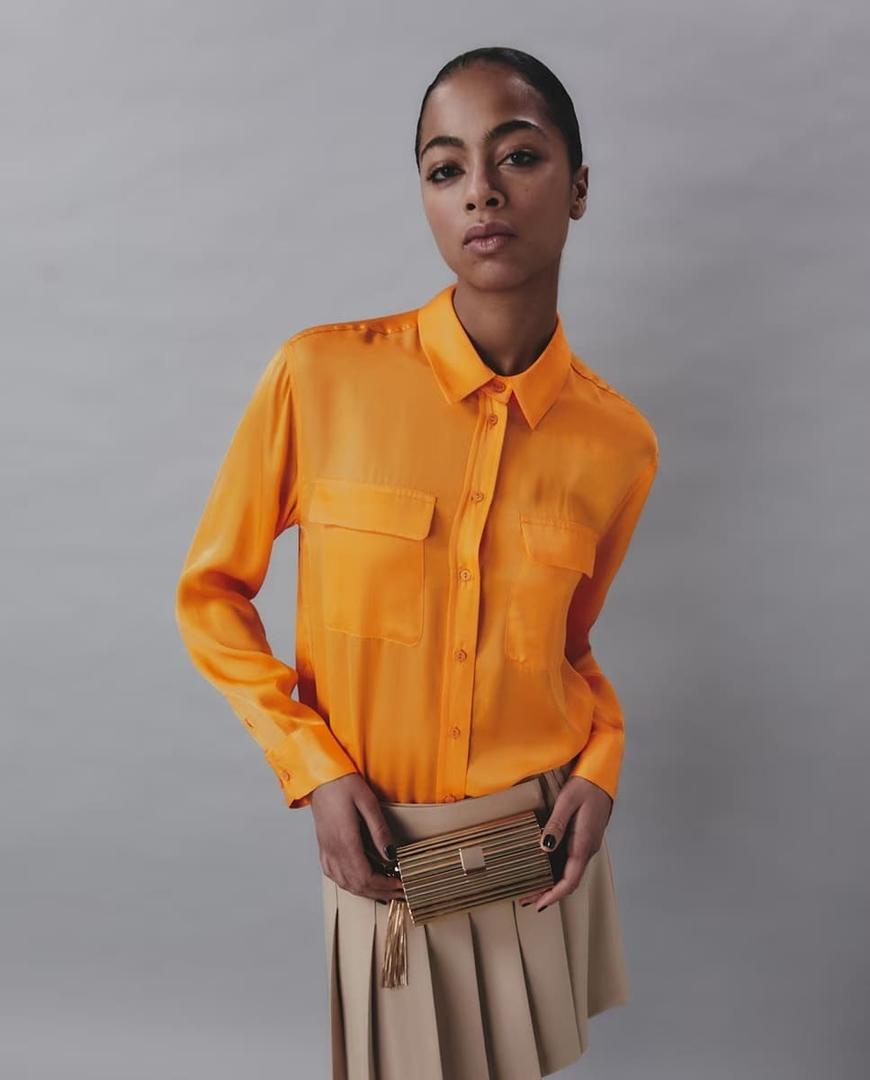 La nueva camisera satinada de color naranja de Sfera en El Corte Inglés