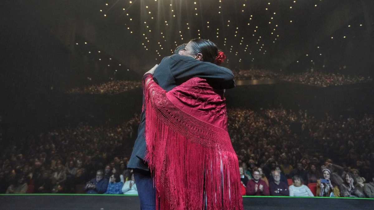 Emotivo abrazo entre Juanma Moreno y Sara Baras