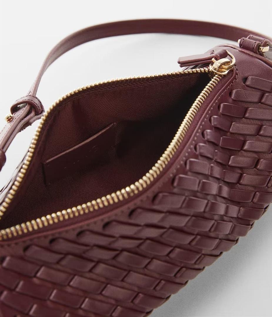 Bolso cilíndrico trenzado de Mango