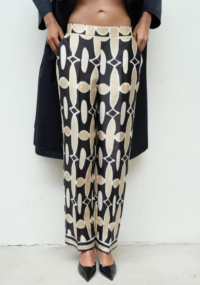 El pantalón con estampado geométrico de Zara