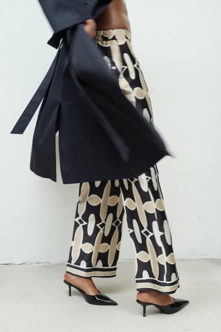 El pantalón con estampado geométrico de Zara
