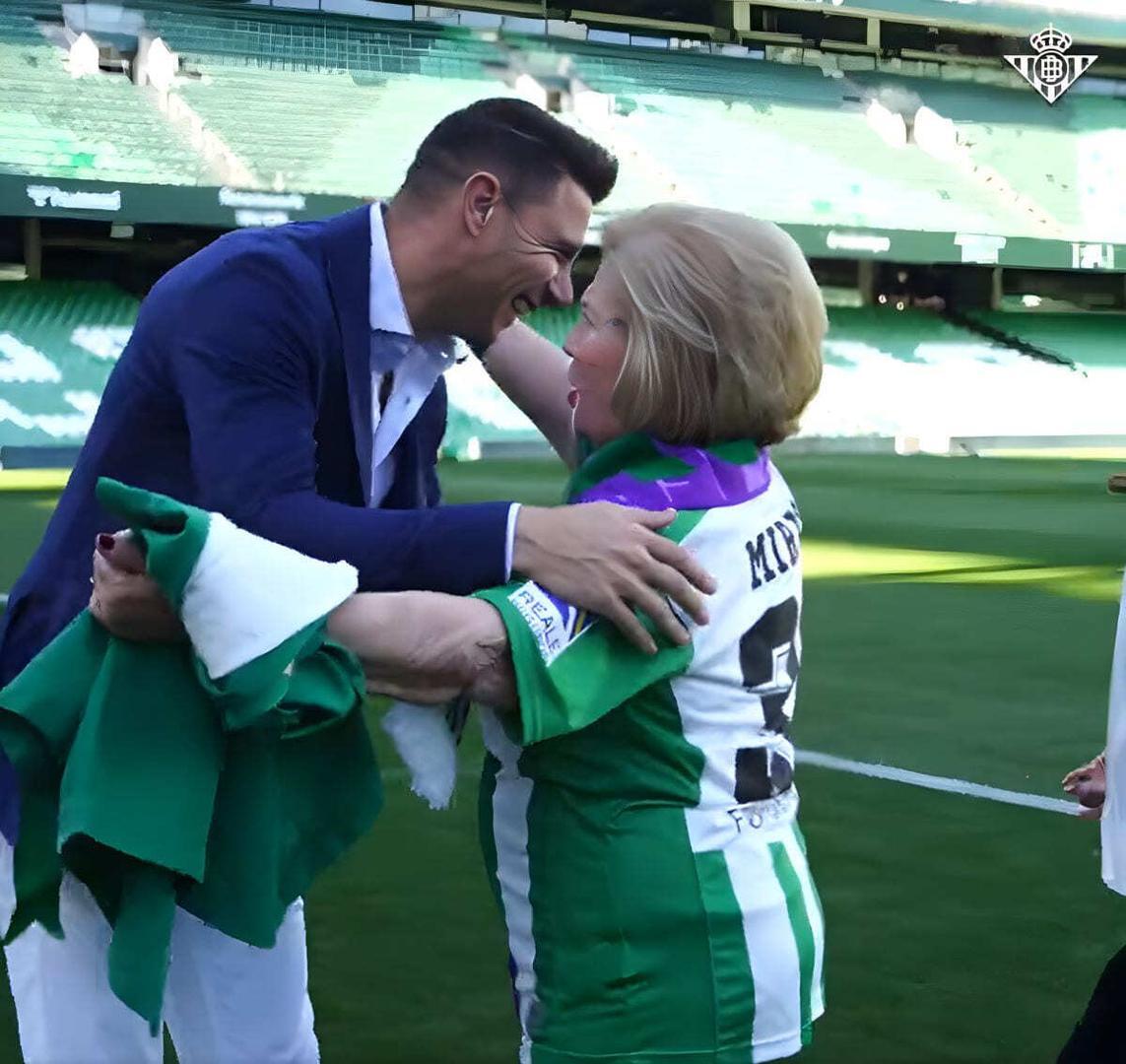 Joaquín da una sorpresa a una aficionada del Real Betis | Foto: Real Betis