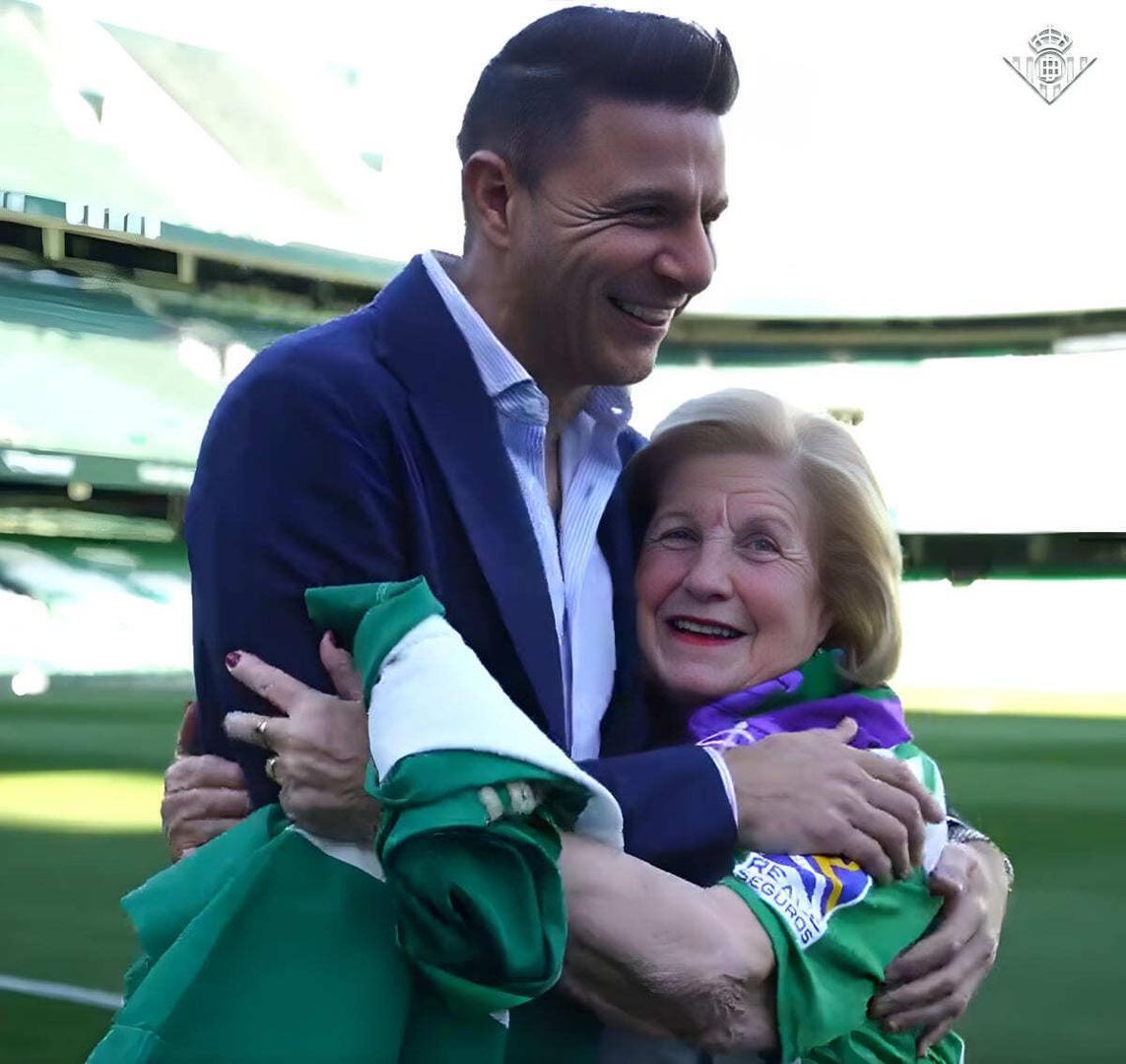 Joaquín da una sorpresa a una aficionada del Real Betis | Foto: Real Betis