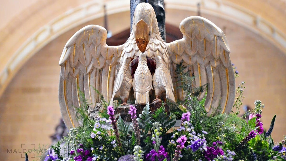 El pelícano que procesiona en el paso del Cristo del Amor en Sevilla