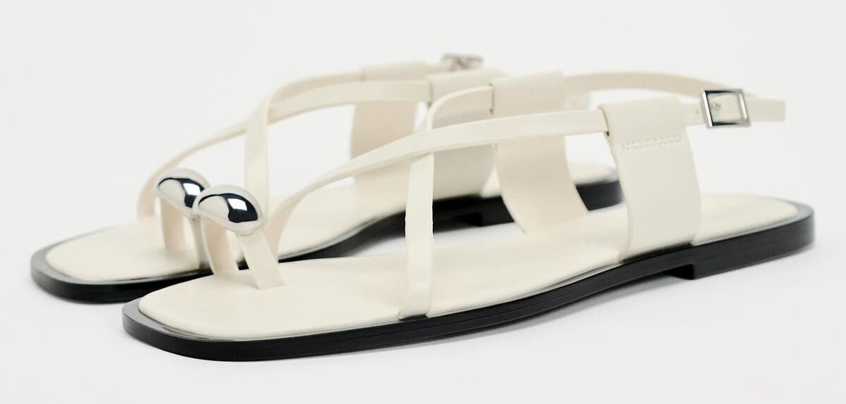 Sandalias planas de tiras y adorno metálico