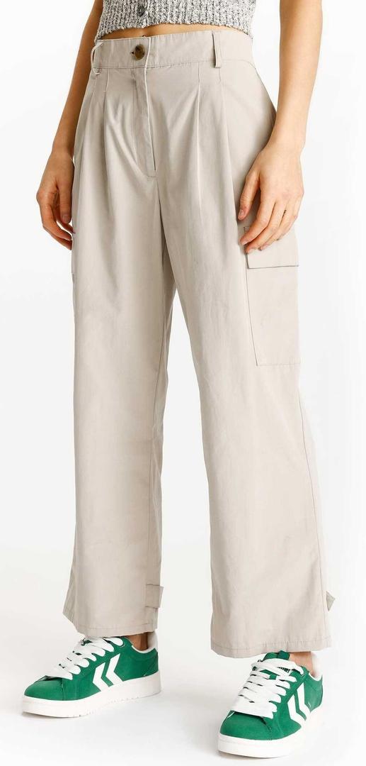 Pantalón cargo fluido de Lefties