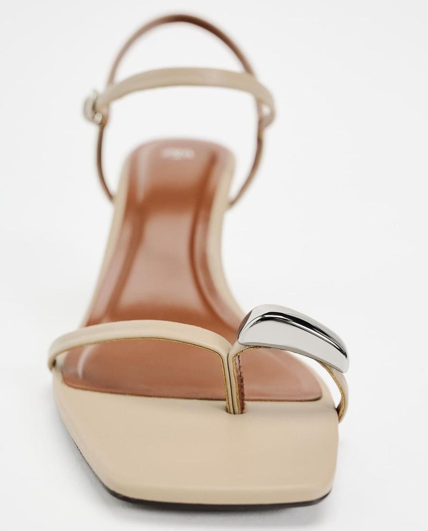 Sandalia de tacón de tiras tipo joya con dedo metalizado de Zara
