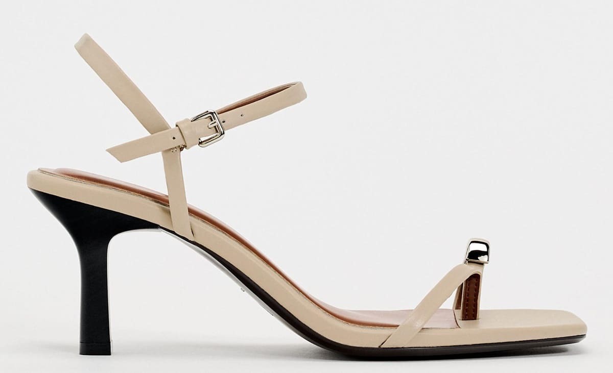 Sandalia de tacón de tiras tipo joya con dedo metalizado de Zara