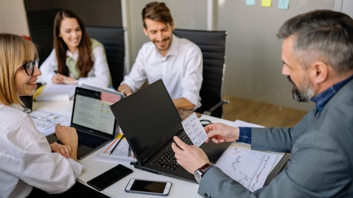 Auxiliares administrativos desarrollando su trabajo