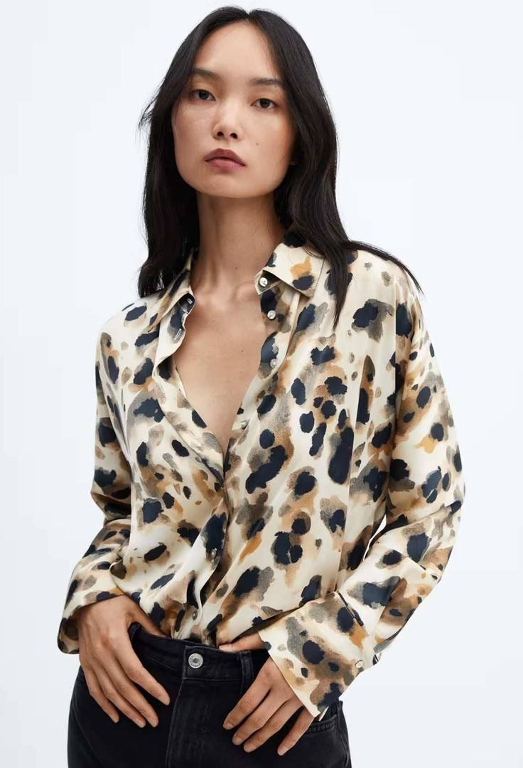 Camisa satinada leopardo de Mango