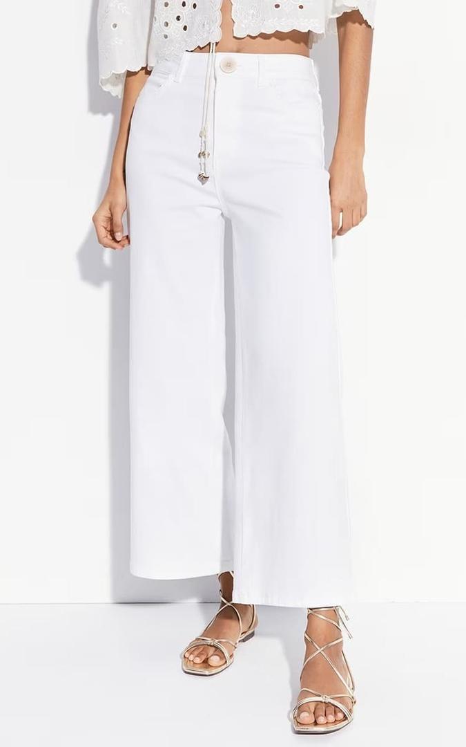 Los jeans slim culotte blancos de Sfera en El Corte Inglés