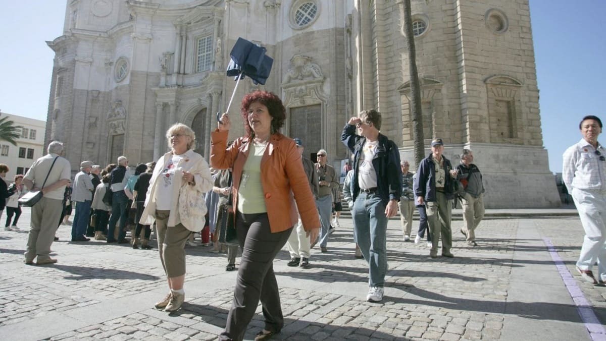 Turistas alemanes pasean por Cádiz
