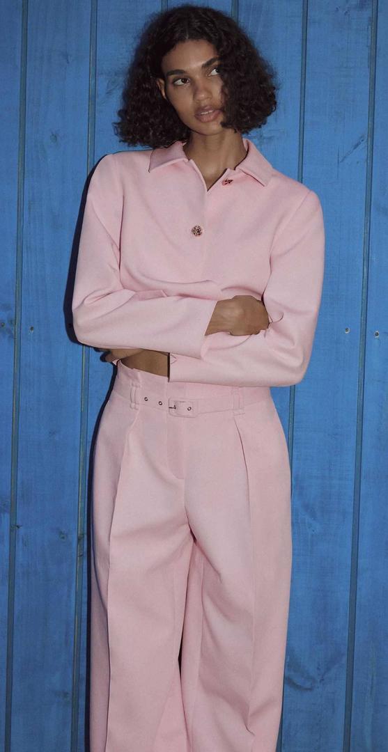 Blazer corta botones relieve de Zara