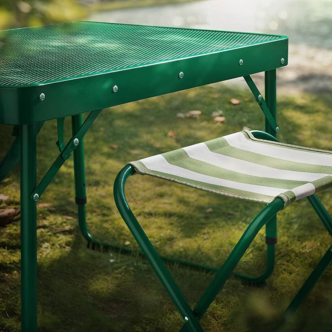 El nuevo conjunto de mesa plegable y dos sillas verde STRANDÖN de Ikea