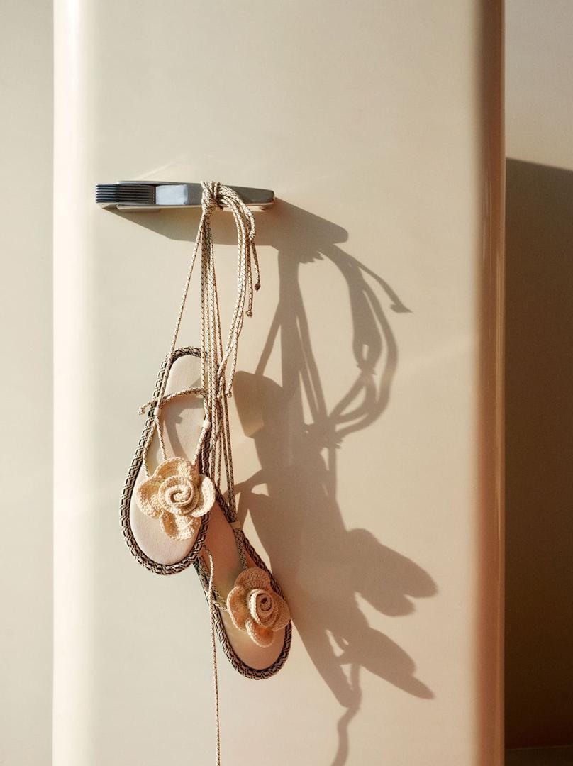 Las sandalias con tiras de crochet y detalle floral de Parfois