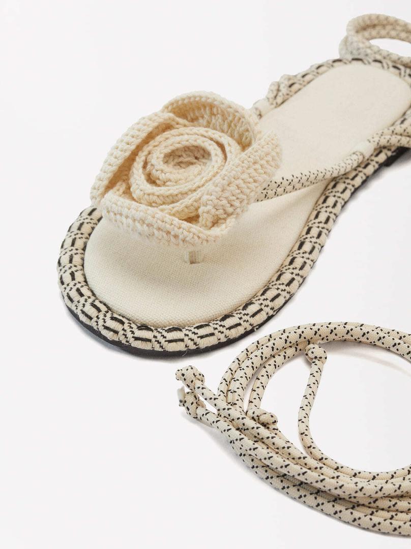 Las sandalias con tiras de crochet y detalle floral de Parfois