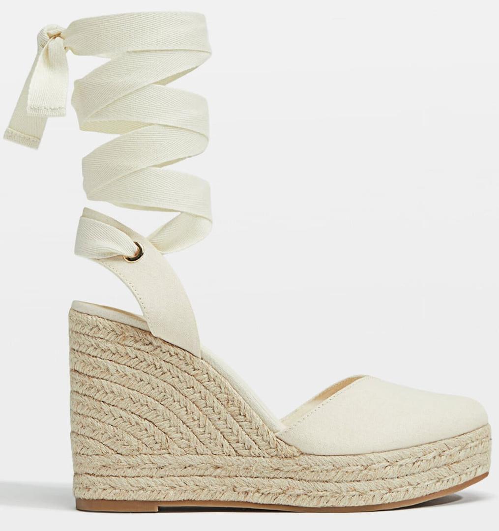 Las sandalias de cuña yute atadas de Stradivarius