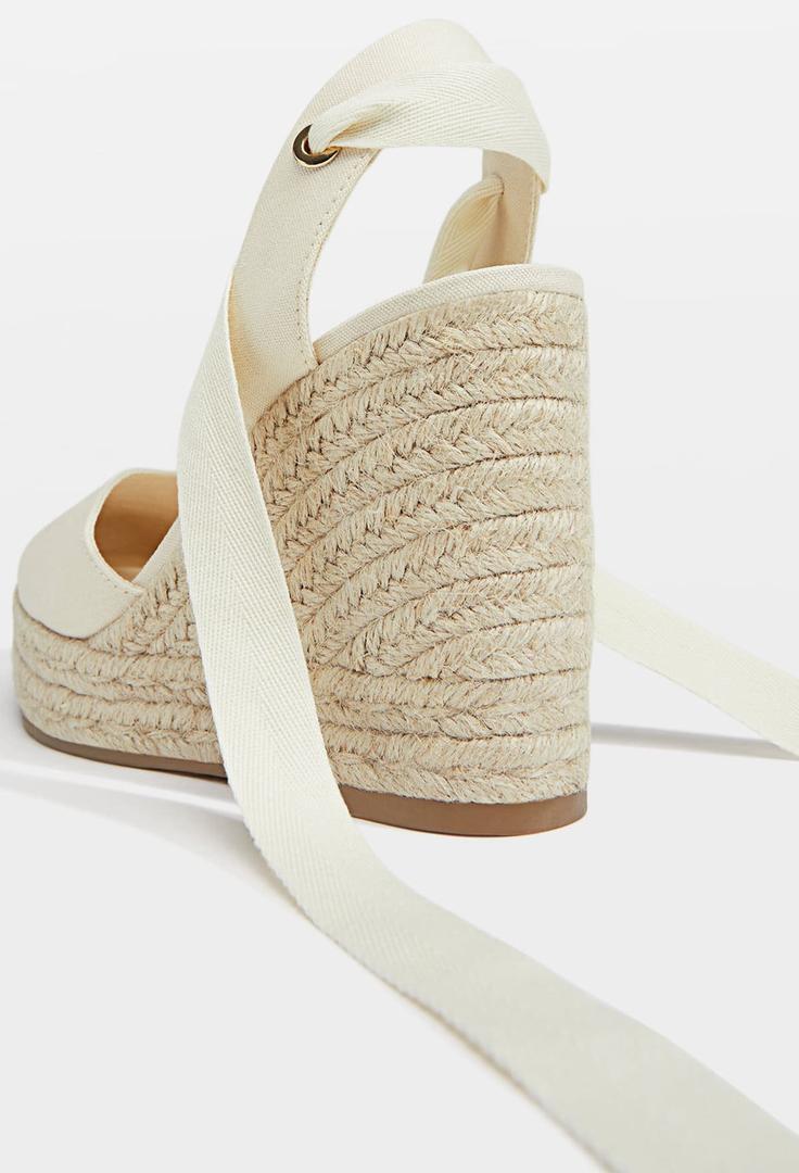 Las sandalias de cuña yute atadas de Stradivarius