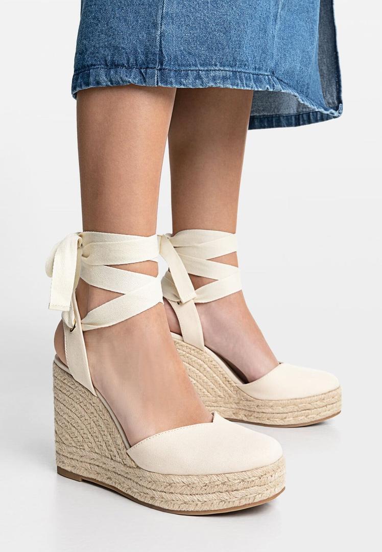 Las sandalias de cuña yute atadas de Stradivarius