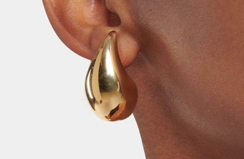 Pendientes de aro medialuna de plata bañado en oro de Bottega Veneta