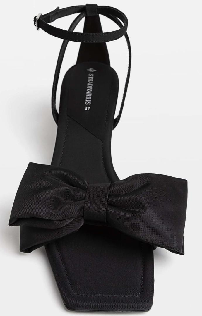 Sandalia tacón detalle lazo de Stradivaiurs