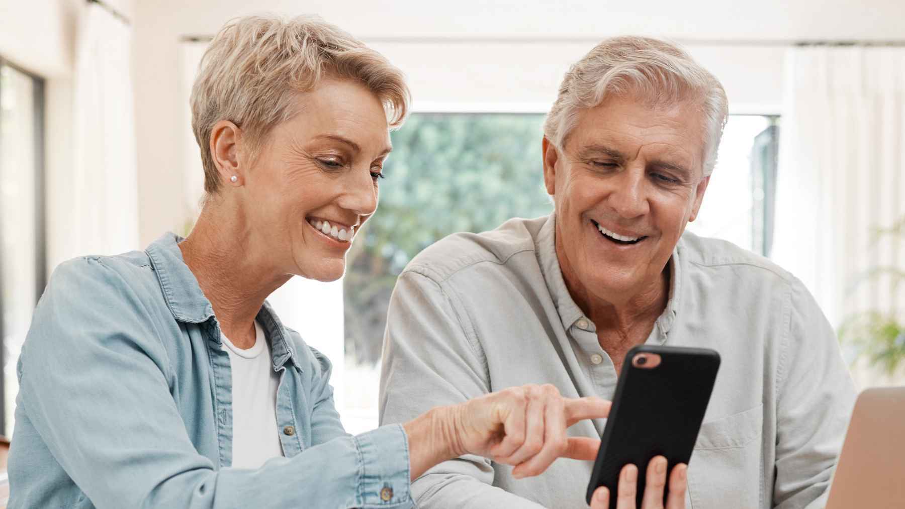 Pareja de pensionistas comprueban su pensión de la Seguridad Social