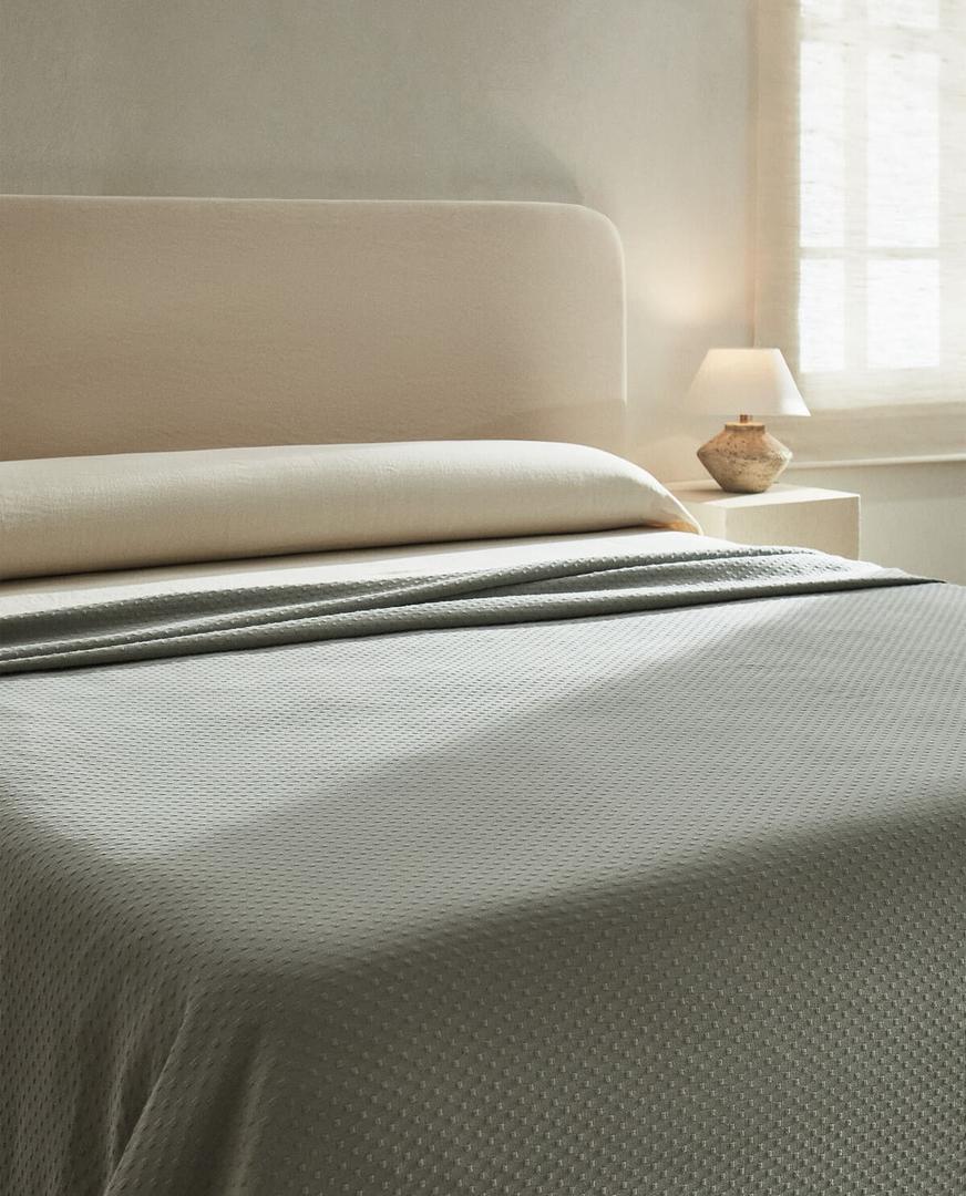 Colcha con diseño de puntos