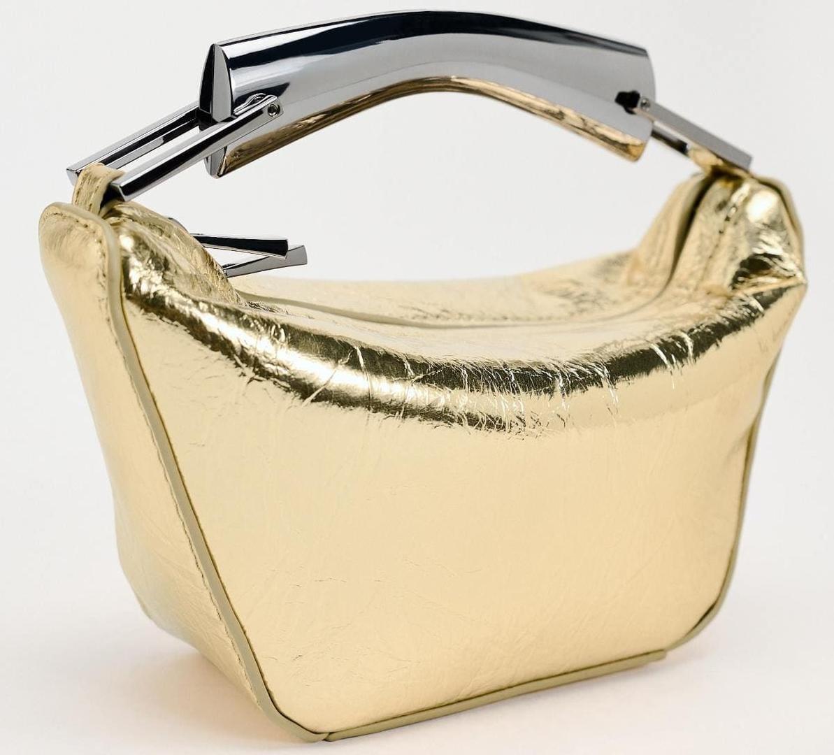 Bolso mini saca asa metálitca de Zara