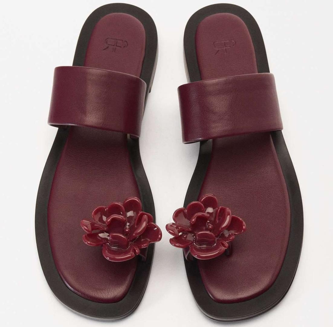Sandalias planas con flor de Parfois
