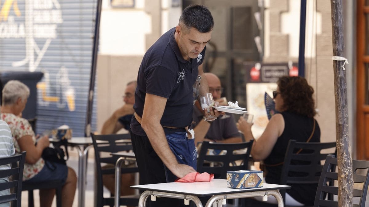 Camarero trabajando en Andalucía