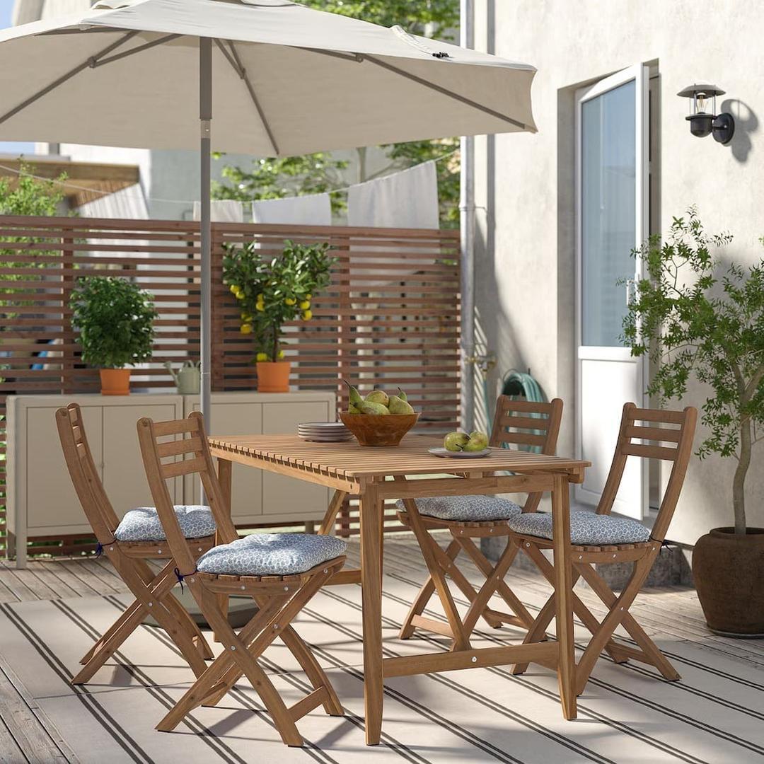 La mesa con cuatro sillas plegable de exterior ASKHOLMEN de Ikea