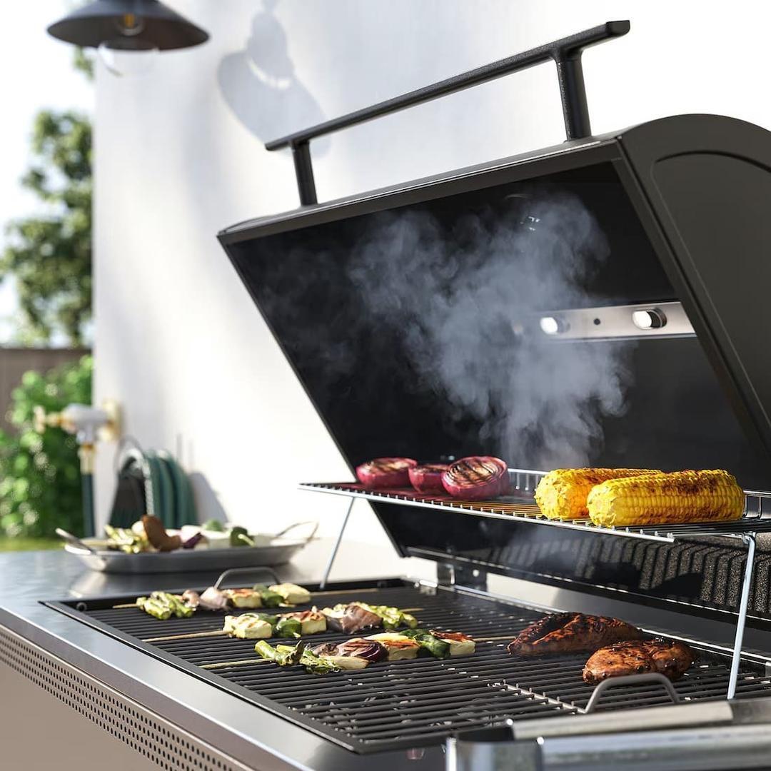 La elegante barbacoa de carbón de exterior gris oscuro BÅTSKÄR de Ikea