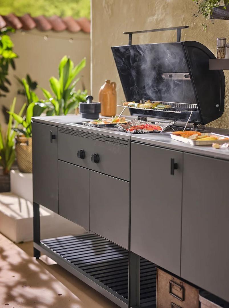 La elegante barbacoa de carbón de exterior gris oscuro BÅTSKÄR de Ikea