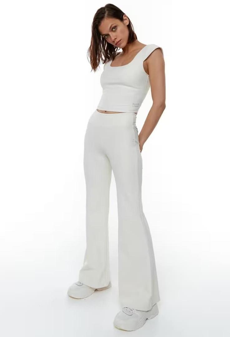 El conjunto deportivo de top y pantalón de campana Black Limba de Decathlon